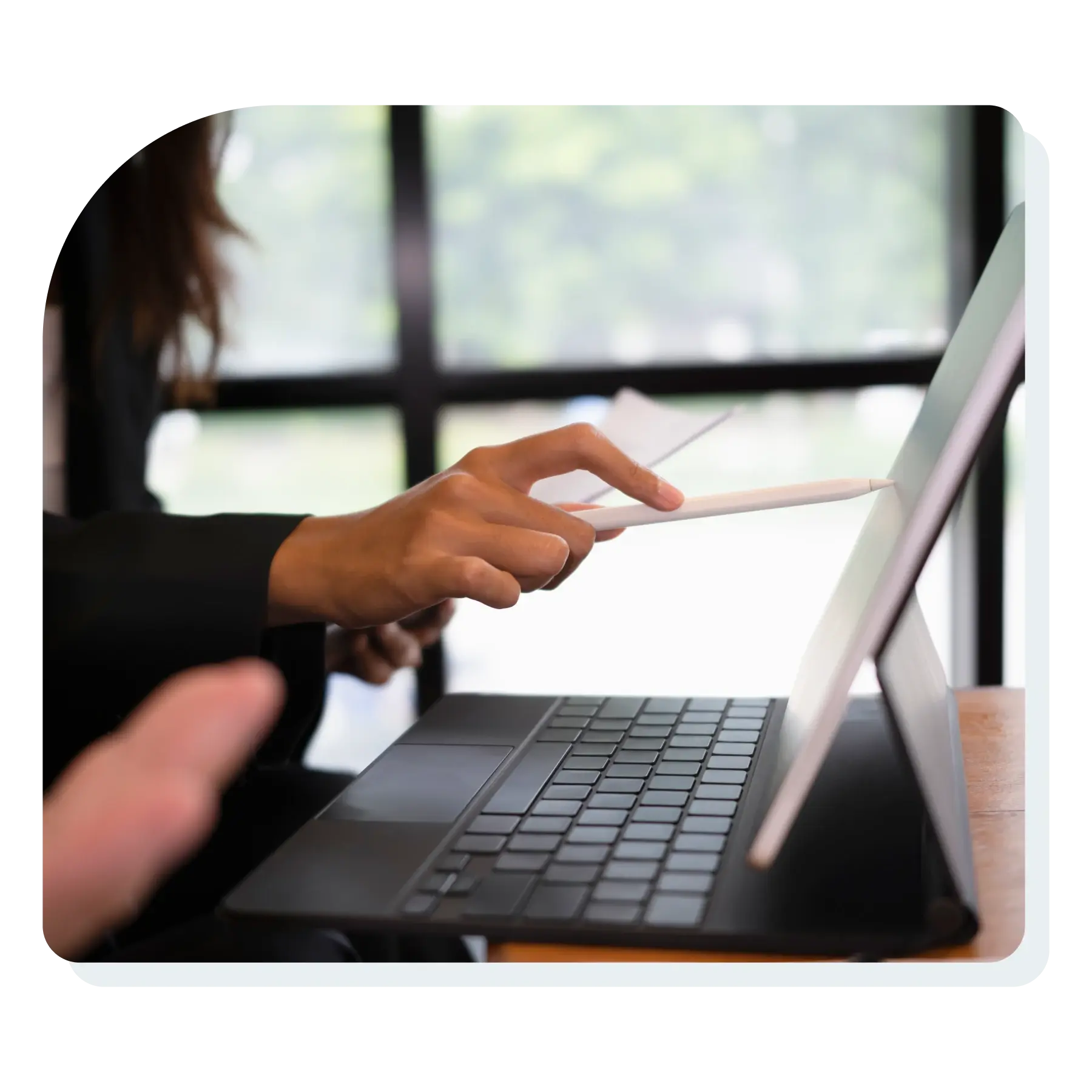 close_up_view_businesswoman_explaining_information_and_working_with_her_colleague_