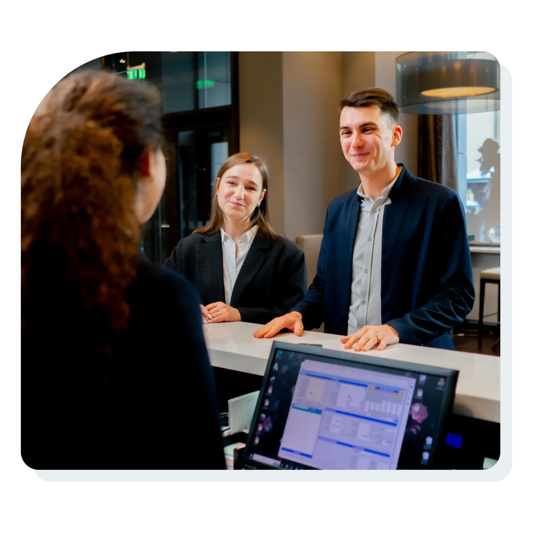 couple_at_front_desk_at_a_hotel_smiling