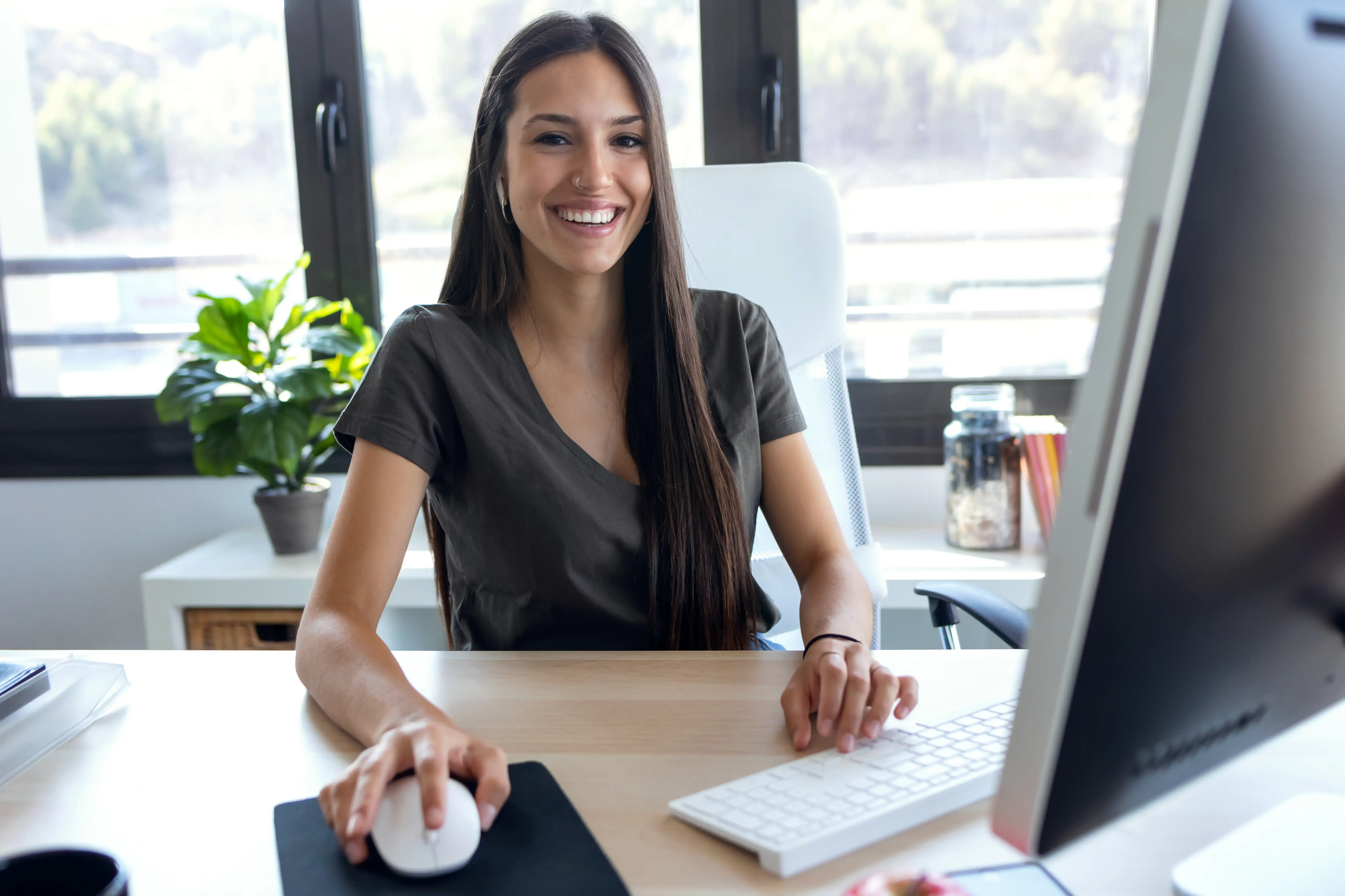 smiling-young-business-woman-looking-at-camera-whi-2024-02-23-05-03-51-utc