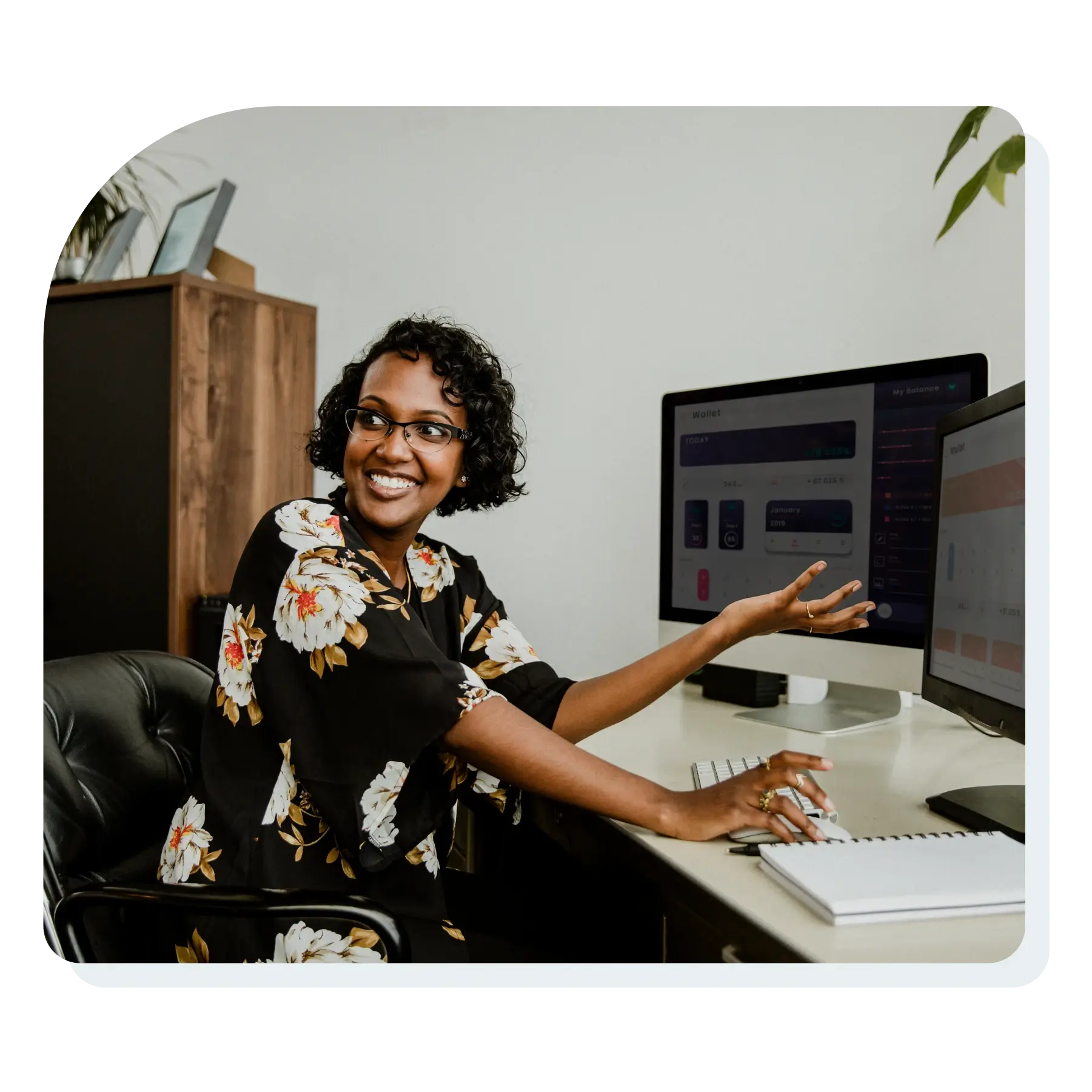 woman_at_desk_pointing_to_monitor