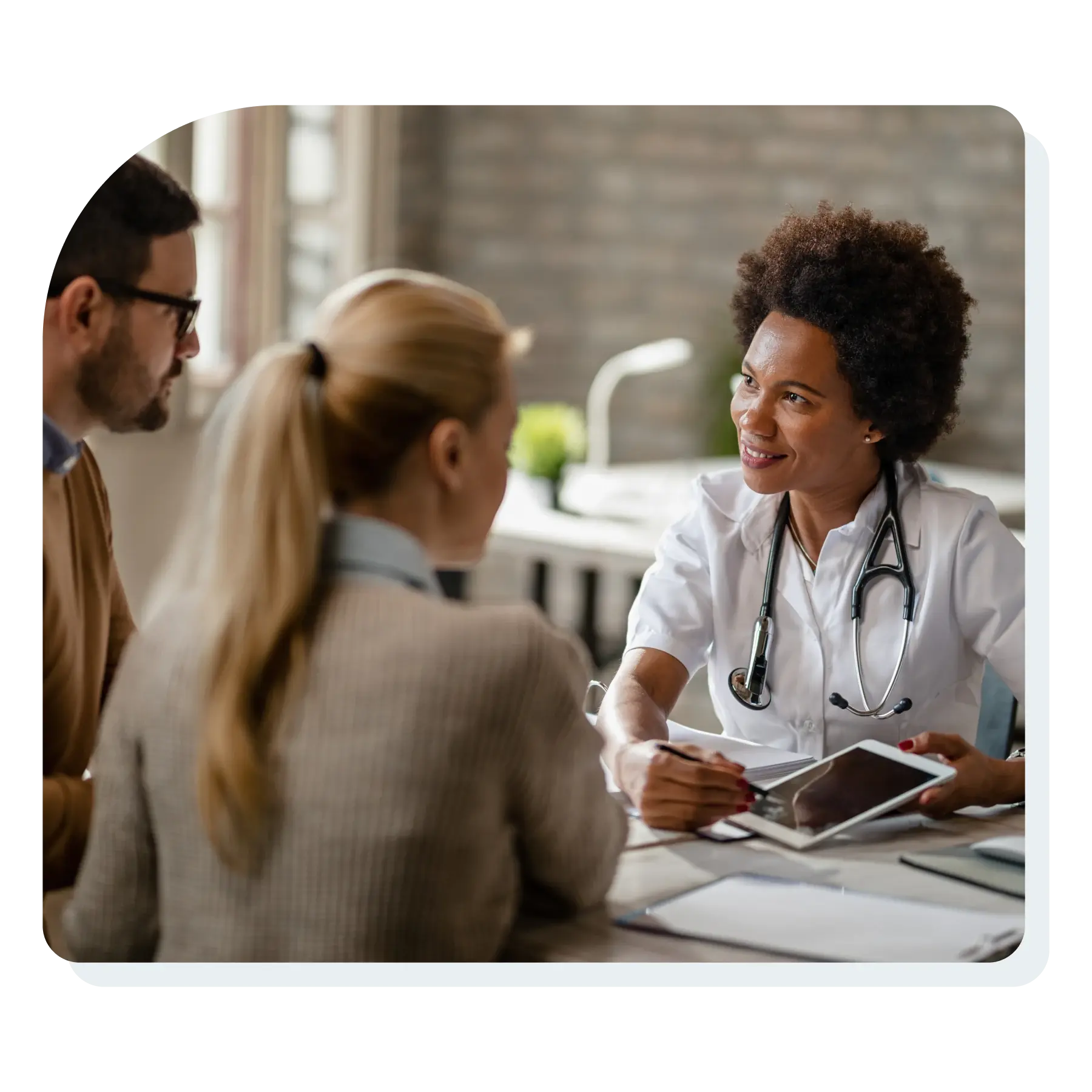 woman_dr_sitting_with_2_patients