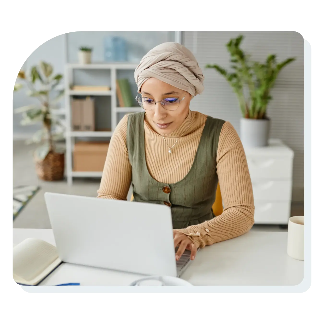 woman_on_computer_in_white_office