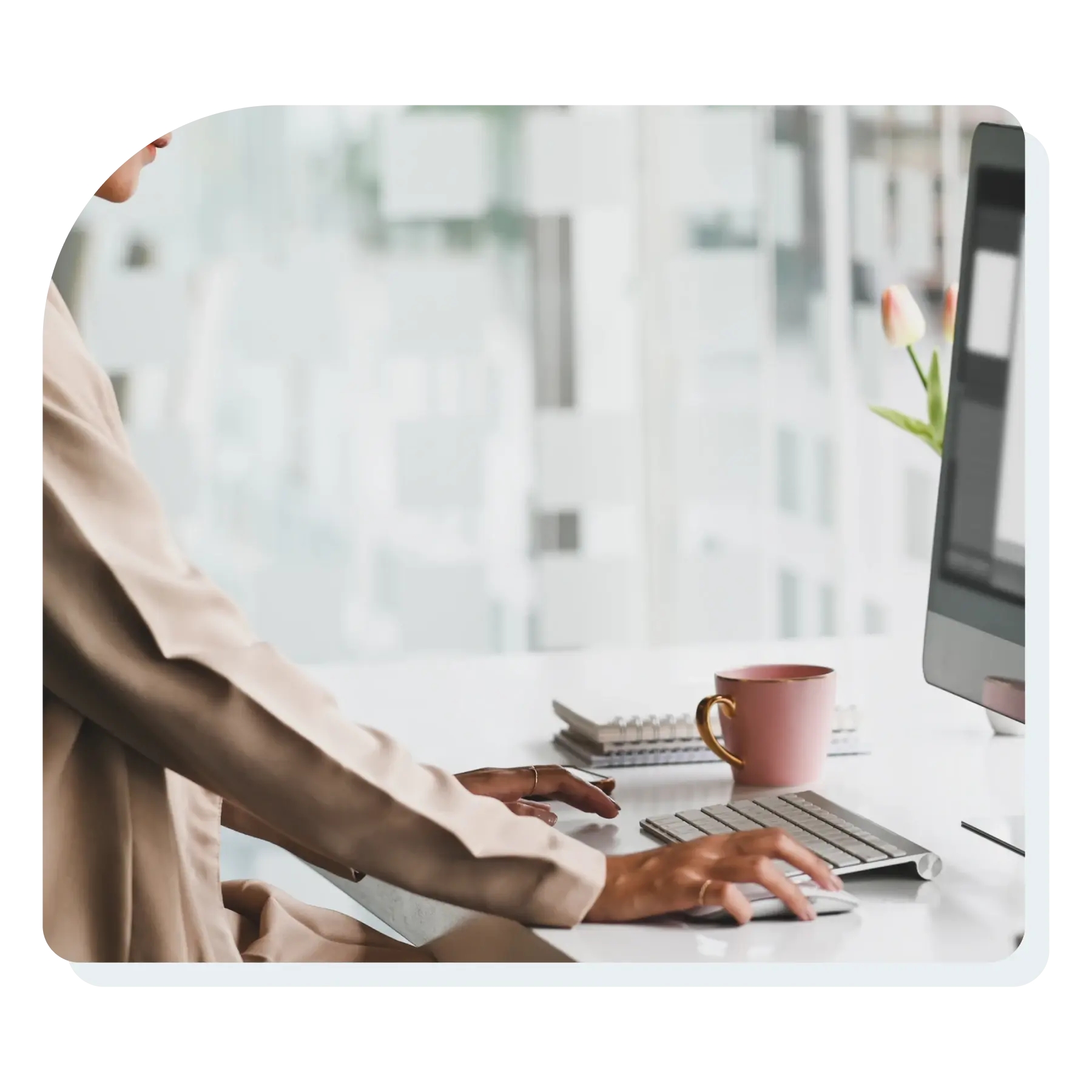 woman_on_desktop_computer