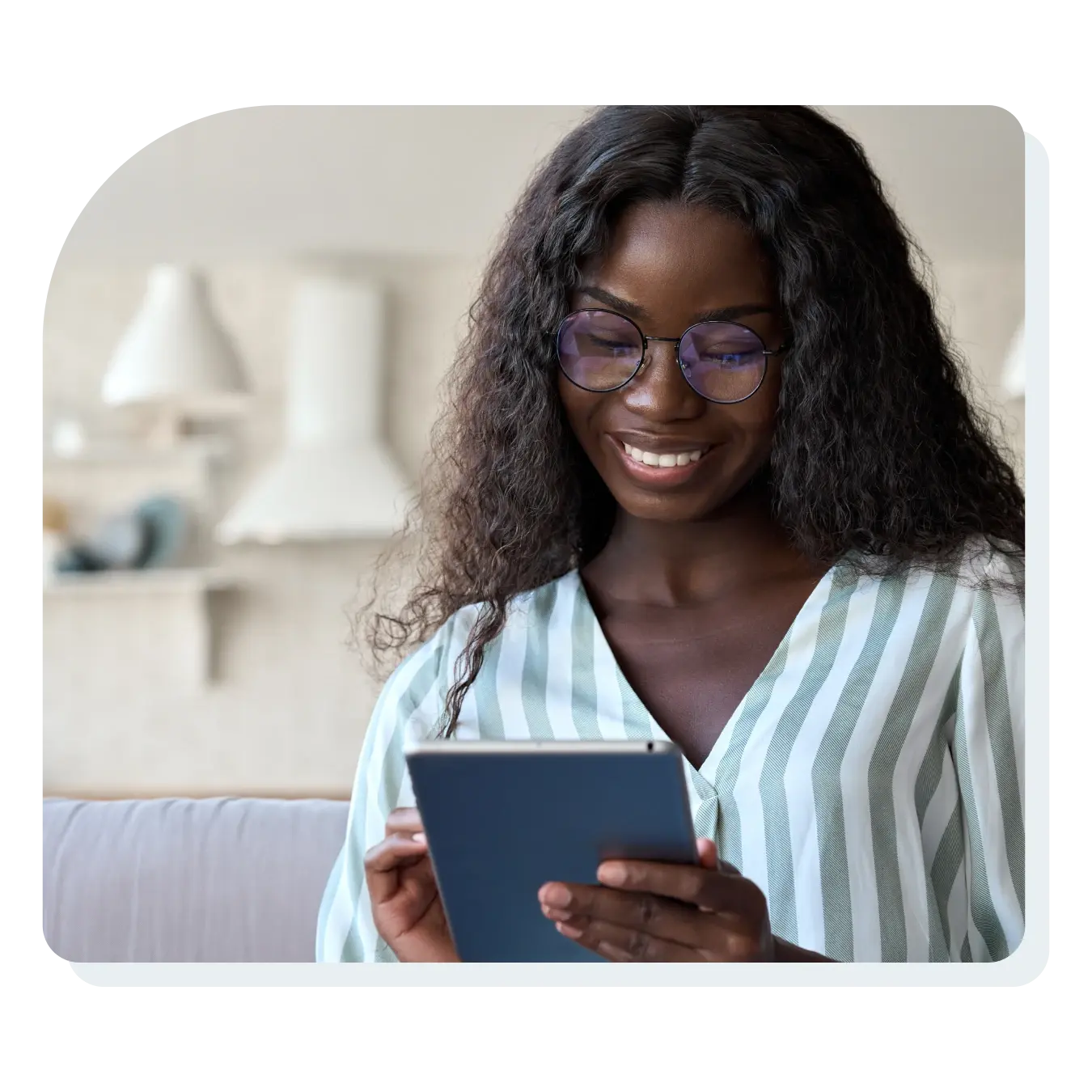 woman_on_ipad_smiling_in_living_room