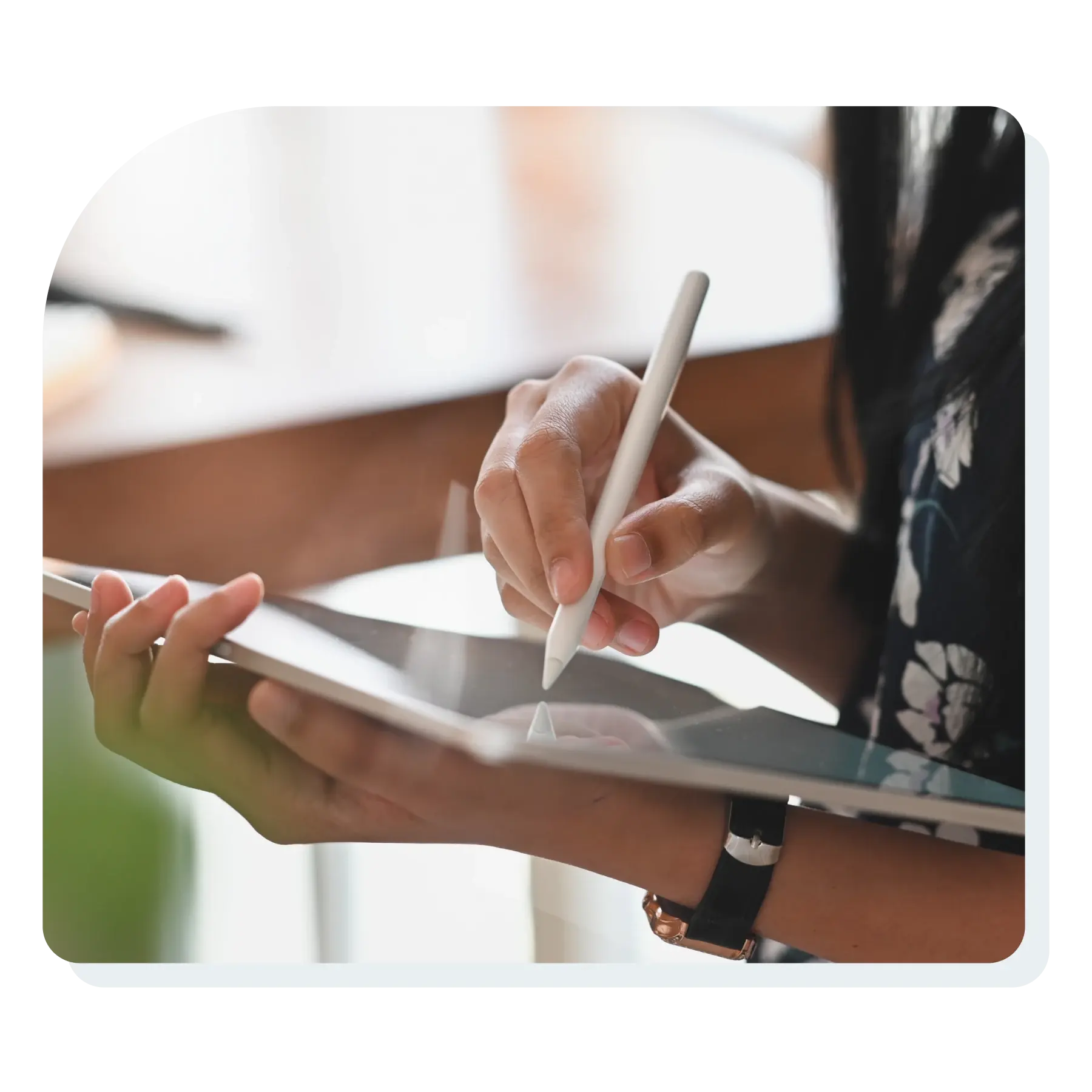 woman_signing_document_on_an_ipad_in_office